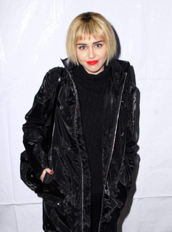 Майли Сайрус похвасталась новой прической