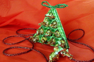 Как сделать новогоднюю коробку для конфет (ВИДЕО)