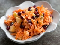 Морковный салат c яблоками и сухофруктами