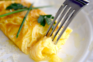 Как приготовить омлет с сыром (ВИДЕО)