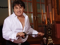 62-летний Александр Серов рассказал о 17-летней любовнице