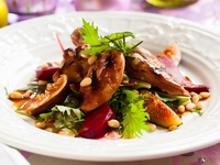 Новогодний салат из свеклы и шампиньонов