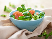 Постный салат из рукколы и грейпфрута