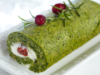 Шпинатный рулет с помидорами