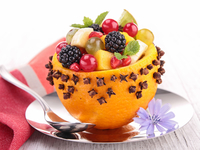 Фруктовый салат в апельсиновой корзинке