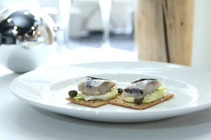 Тосты с норвежской сельдью, луком пореем и яично-сметанным соусом