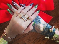 Новогодний маникюр от Рианны