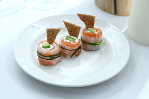 Роллы с норвежской семгой, маскарпоне, авокадо и луком-шнитт