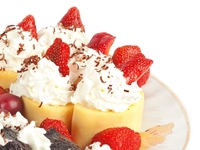 Блинные роллы с клубникой и сливками