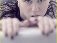 Майли Сайрус выпустила новый эротический клип Adore You