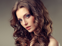 Прически для девушек с кудрявыми волосами