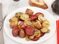 Картофельный салат с грибами и колбасками