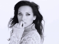 Алсу в новом клипе показала кадры из личного архива с отцом-миллионером