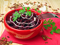 Простой салат из свеклы с майонезом и чесноком