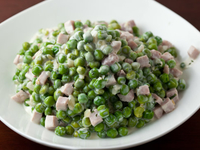 Салат из ветчины и зеленого горошка