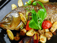 Запеченный карп с картофелем