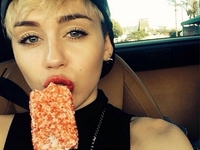 Майли Сайрус подстриглась "под горшок"