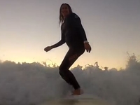 Беременная экстремалка: Серфинг до самых родов