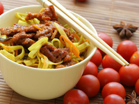 Китайская лапша с говядиной и овощами