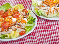 Салат из курицы с кукурузой и овощами