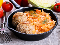 Тушеная капуста с фрикадельками