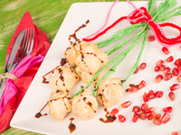 Розочки из слоеного теста с творогом