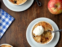 Как приготовить клюквенный крамбль с яблоками и грушами