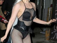 Lady GaGa прошлась по улицам Нью-Йорка в странном наряде