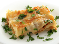 Каннелони с мясом и сметанным соусом
