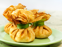 Блинные мешочки с ветчиной и сыром