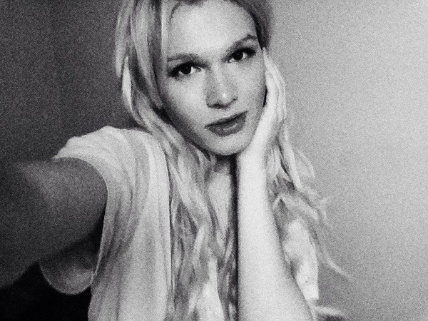 Борис Апрель вернулся к старому образу длинноволосой блондинки