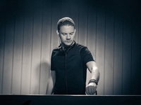 Диджей SMASH выпустил новый клип: Эротика, библия и откровенные наряды