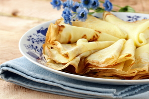 Как приготовить сырные блины с луковым припеком (видео)