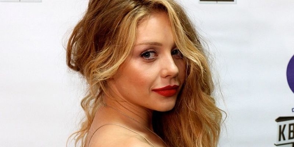 Тина Кароль выступила в Киеве и отвезла цветы на баррикады