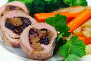 Как приготовить мясные кармашки с яблоками и черносливом (ВИДЕО)