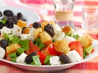 Салаты с сухариками: Три вкусные идеи