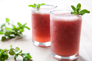 Как приготовить клубнично-имбирный кулер (ВИДЕО)