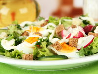 Весенний салат из редиса и яиц