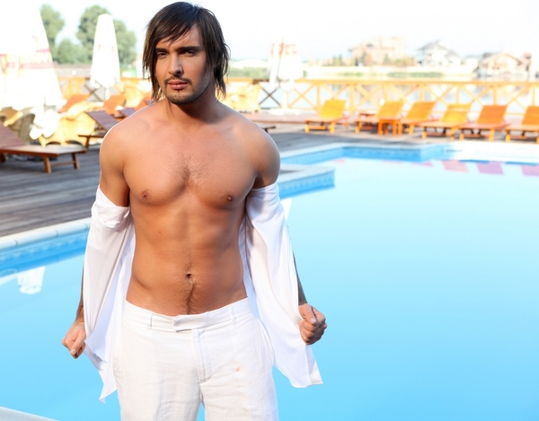 Козловский устроил стриптиз с поклонницами в честь восьмого марта