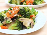 Постное рагу из брокколи и грибов