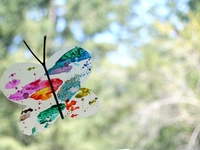 Поделки для самых маленьких:  Бабочки на окне