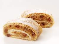 Штрудель из слоеного теста с яблоками