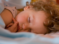 Ребенок скрипит зубами во сне: В чем причина