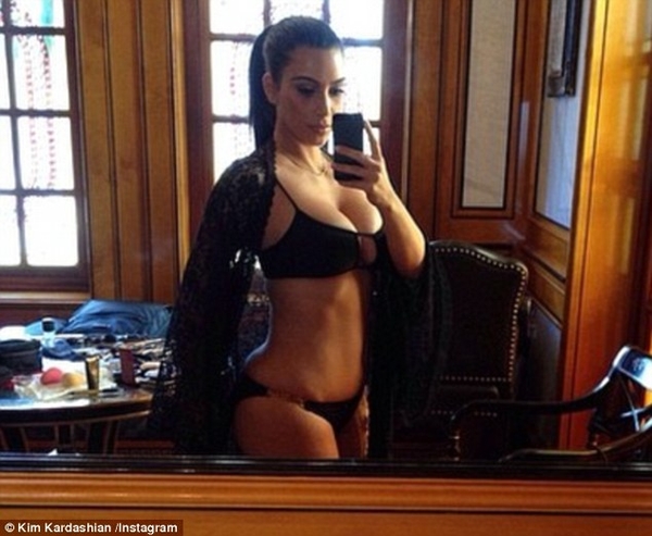 Ким Кардашян показала пышные формы в бикини