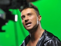 Лазарев показал пресс и попросил фанаток раздеться в новом клипе