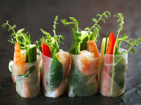 Спринг-роллы с овощами и креветками