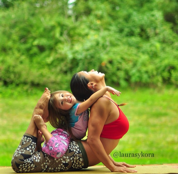 Фото йога-мамы и ее дочки покорили интернет
