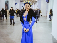 Цветы в волосах и вышиванки: Street style третьего дня UFW