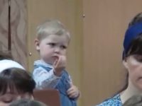 Маленькая девочка дирижирует хором