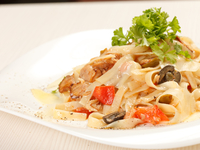 Паста с курицей и оливками